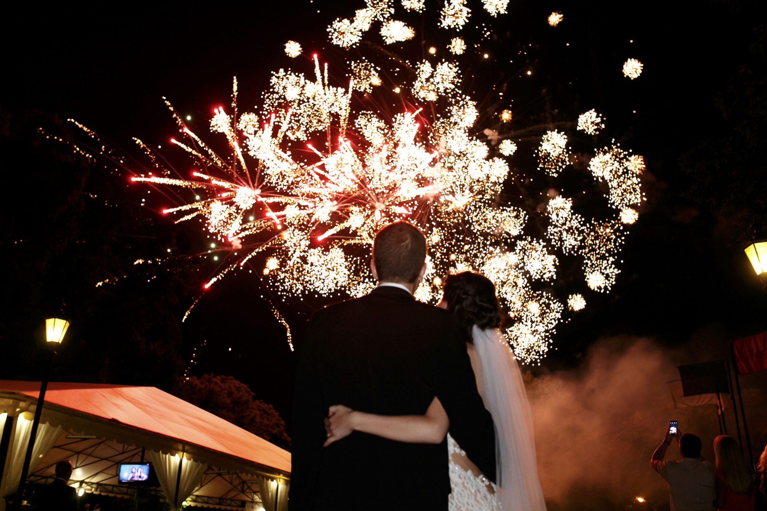 Brautpaar beim Feuerwerk